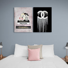 Set de cuadros: íconos de moda en fondo rosa y blanco con libros de diseño, perfume Chanel y accesorios, y logo de Chanel derritiéndose sobre fondo negro