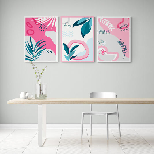 Set de cuadros minimalistas en tonos rosas con hojas verdes y blancas y figuras ovaladas.