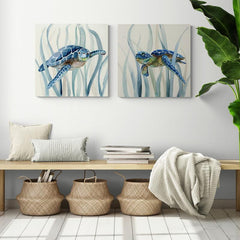 Set de cuadros con fondo beige, algas azules y tortugas en tonos azul y verde evocando vida marina