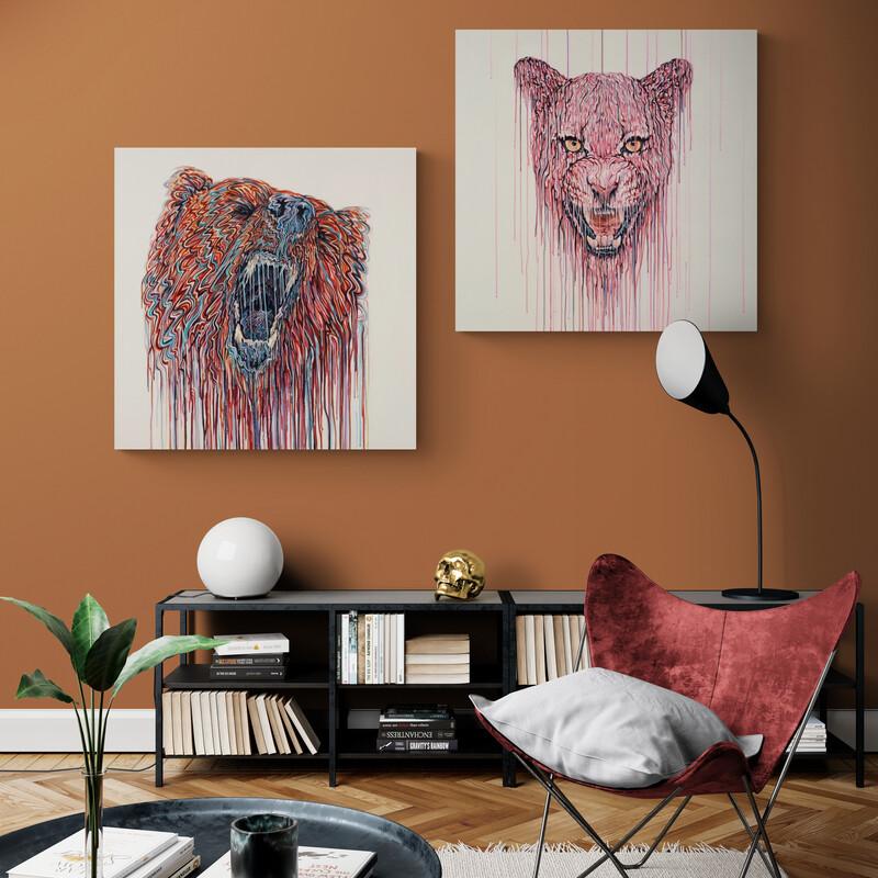 Set de cuadros con fondo blanco: oso en tonalidades chorreadas rojas, naranjas y azules, y rostro de jaguar en rosas, rojos y negros