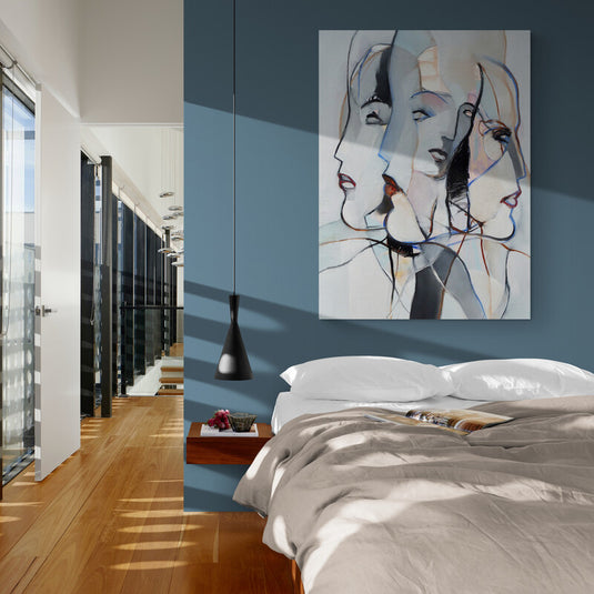 Pintura abstracta con rostros femeninos superpuestos en tonos neutros y acentos oscuros.
