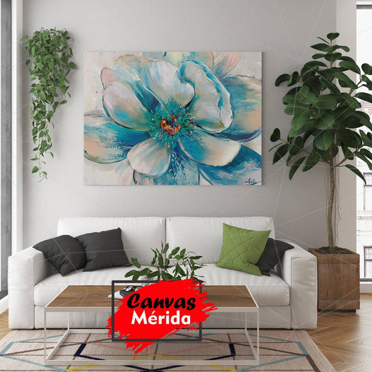 Flor turquesa pintada a mano con detalles vibrantes en el centro