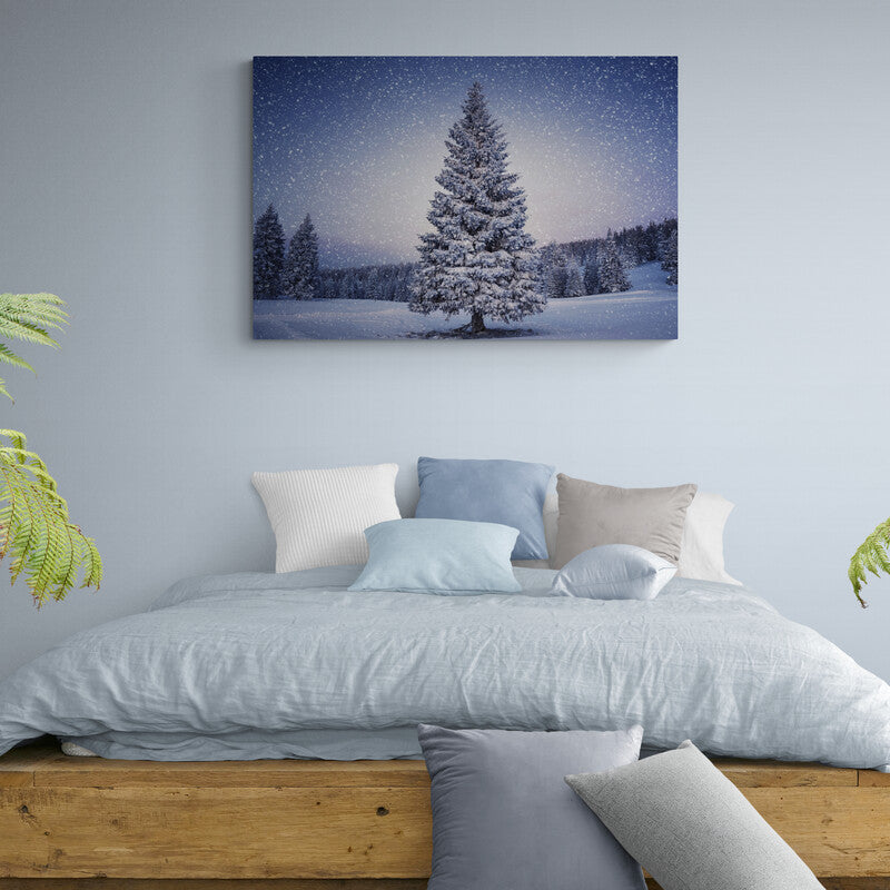 Árbol de Navidad solitario cubierto de nieve en un paisaje invernal nocturno con estrellas