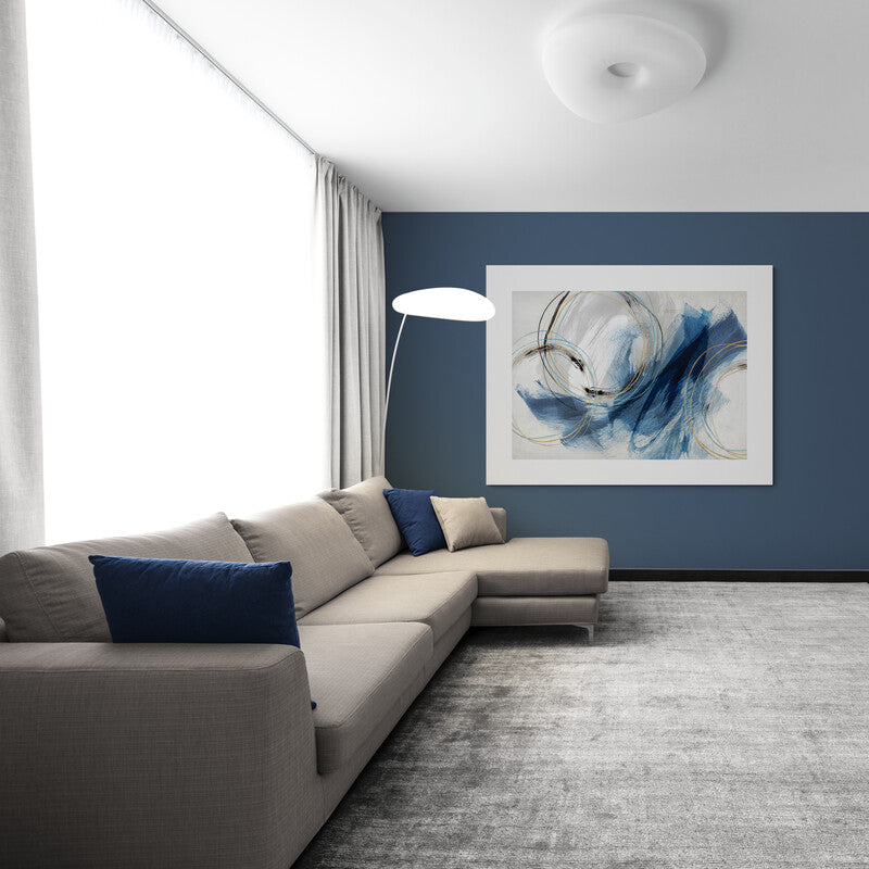 Cuadro minimalista con marialuisa blanca, tonalidades de azul, grises y blanco