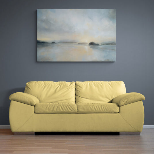 Pintura paisajista con tonos suaves de amanecer sobre un lago, estilo minimalista y sereno