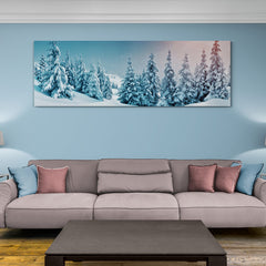 Escena invernal de pinos nevados en tonos blancos y azules con toques de morado