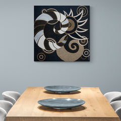 Diseño Abstracto Inspirado en Art Deco con Espirales en Blanco, Negro y Dorado