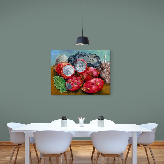 Pintura de bodegón con pitahayas y elementos surrealistas
