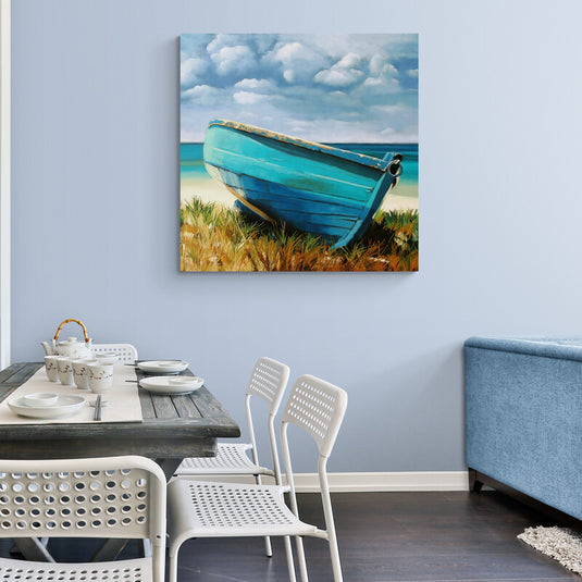 Pintura al óleo de un bote azul en una playa desierta con cielo nublado