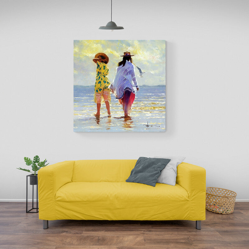 Pintura de dos mujeres caminando por la playa al amanecer
