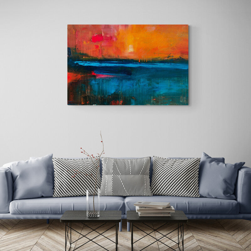 Pintura abstracta que representa un atardecer sobre el agua con colores vivos