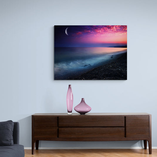 cuadro fotográfico de atardecer rosa y luna creciente sobre mar sereno – arte decorativo estilo paisaje onírico y relajante