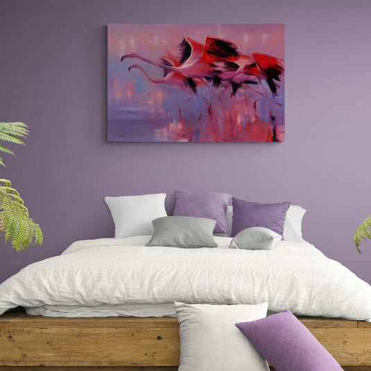 Cuadro decorativo con fondo de tonalidades morado y rosa destacando flamencos en tonos rosa y negro