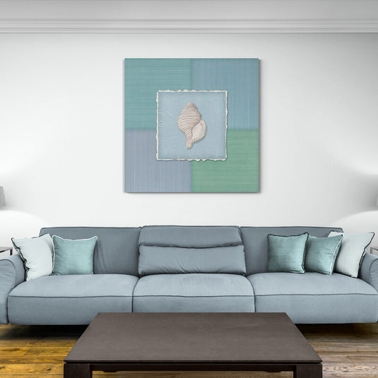 Concha marina en relieve sobre fondo texturizado en tonos azules y verdes