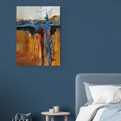 Abstracción de torrente azul sobre fondo terroso en pintura moderna