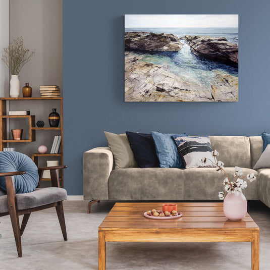 Pintura realista de rocas costeras y aguas cristalinas