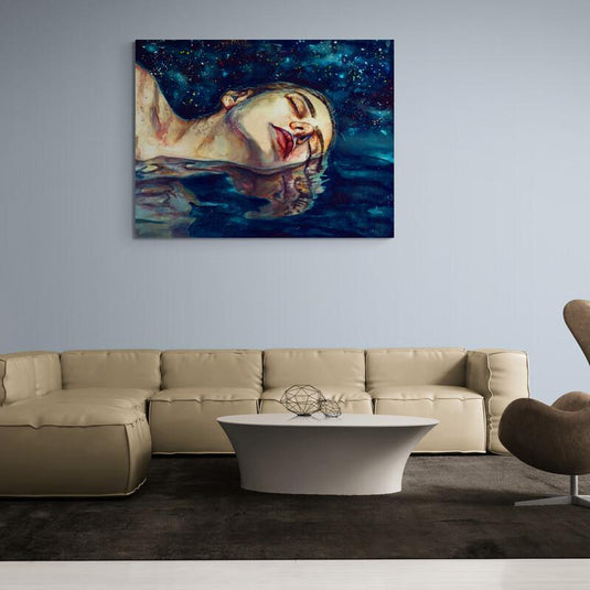 Pintura de una persona flotando en agua que se fusiona con el cosmos estrellado
