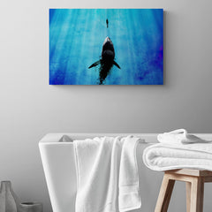 Silueta de ballena y humano en azules oceánicos