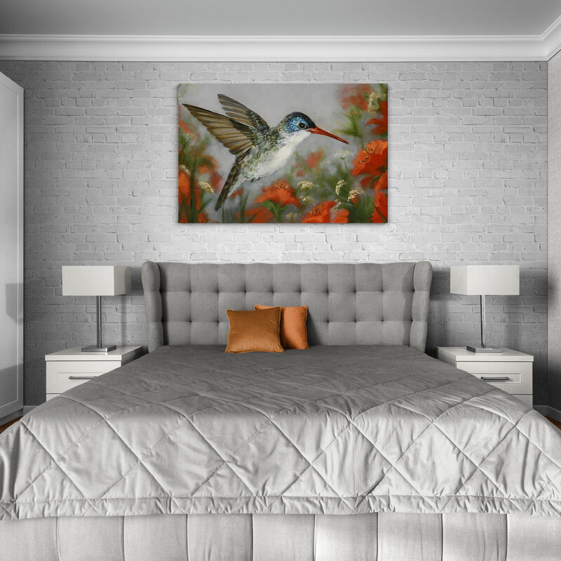 Cuadro decorativo con fondo gris desenfocado, flores naranjas destacadas y colibrí volando en tonos azul, blanco y verde