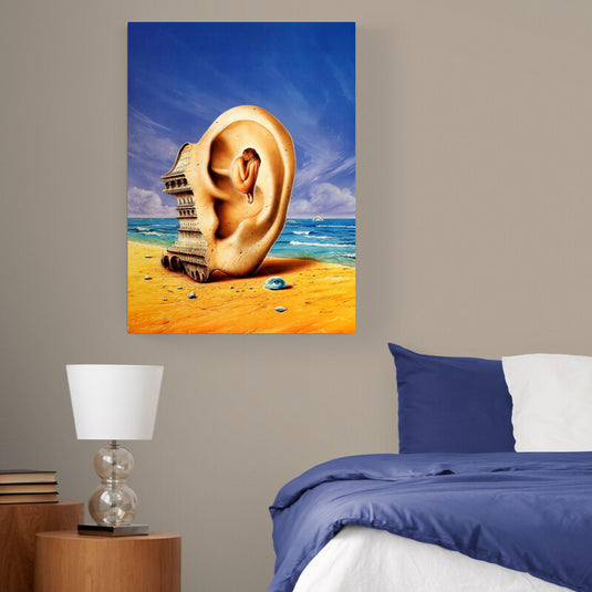 Pintura surrealista de una oreja gigante en la playa con una figura humana dentro