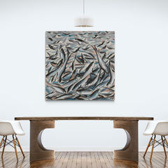 Pintura al óleo de un cardumen de sardinas en tonos grises y destellos de color