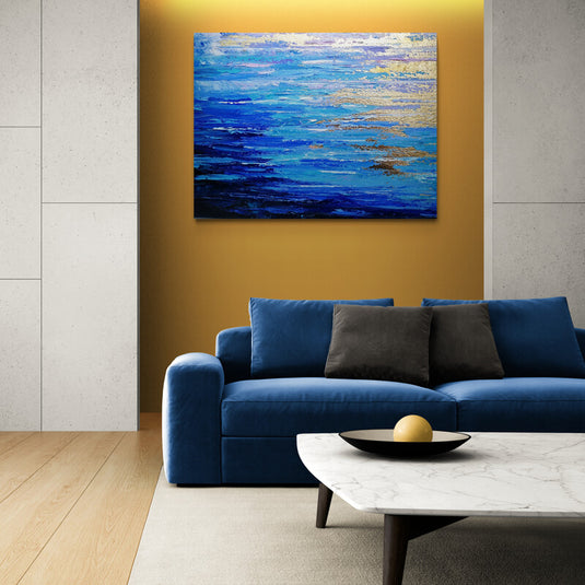 Pintura abstracta del mar al atardecer con tonos azules y toques dorados
