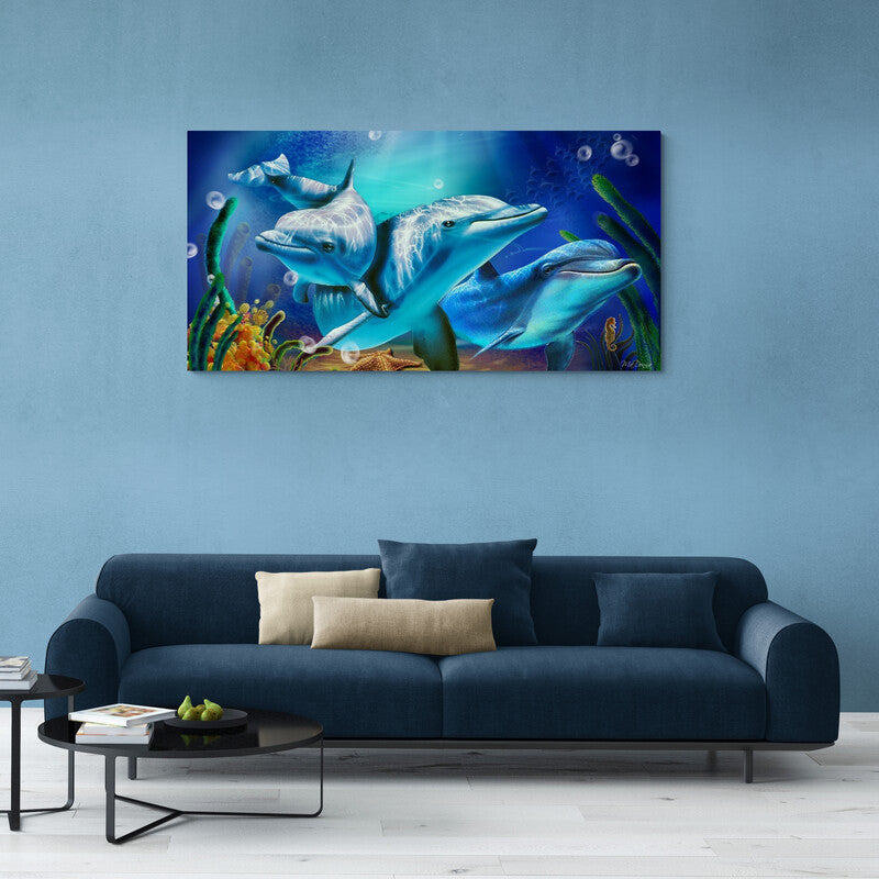 Imagen artística de tres delfines nadando juntos en un entorno submarino iluminado