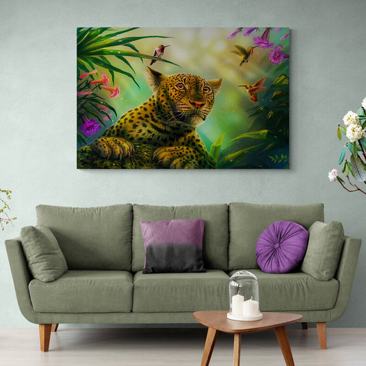 Arte digital de jaguar mirando al frente rodeado de flores moradas y rojas, colibríes y fondo verde con hojas