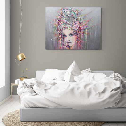 Retrato artístico de mujer con corona cromática y mirada intensa