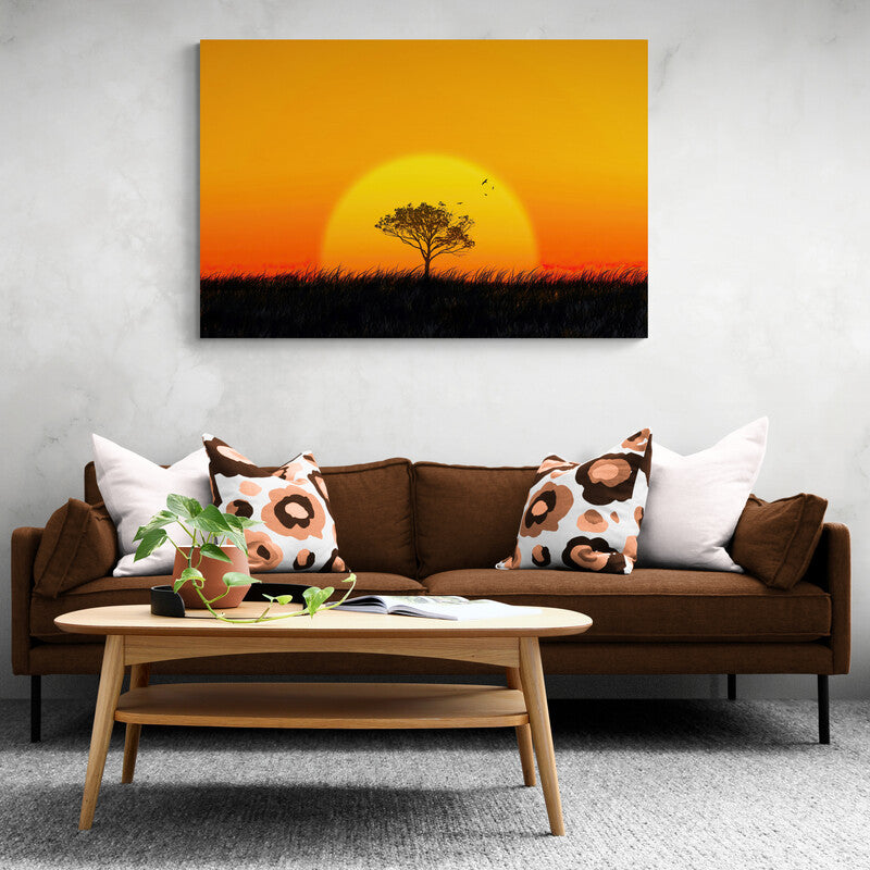 Cuadro Decorativo Estilo Fotográfico Mostrando un Atardecer Naranja con un Gran Sol Ocultándose, Árbol de Acacia en Silueta y Suelo de Vegetación en Contraste Oscuro