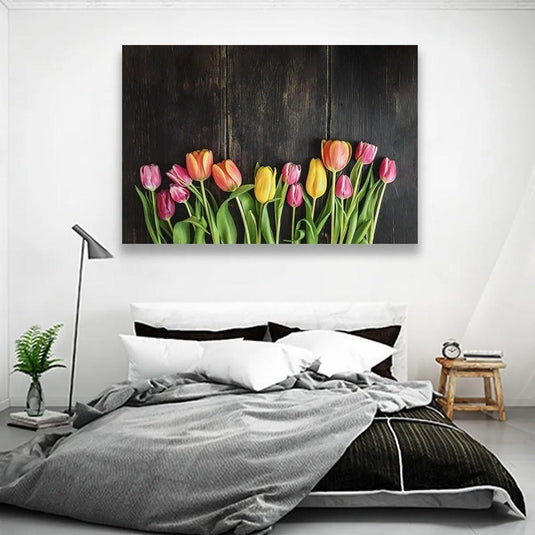 Tulipanes coloridos sobre fondo de madera oscura