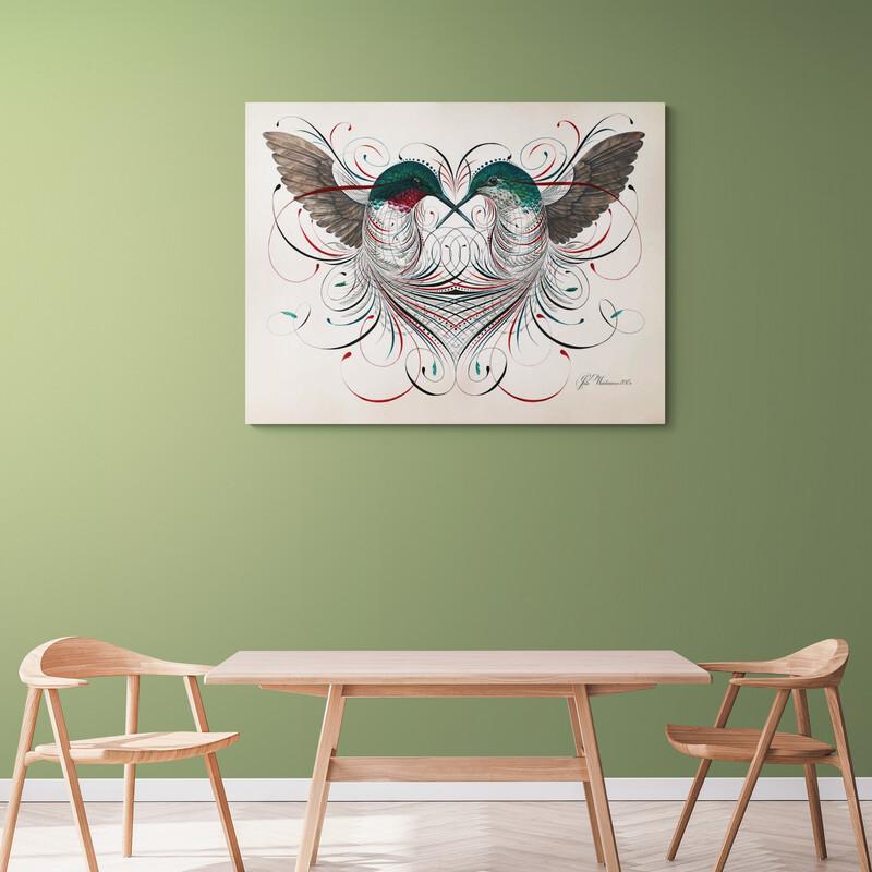 Dos colibríes formando un corazón con sus cabezas y cuerpos en tonos verdes, rojos, grises y negro sobre fondo blanco