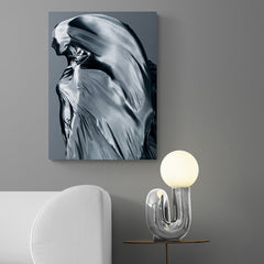 Escultura hiperrealista de figura en manto con técnica de claroscuro en tonos grises