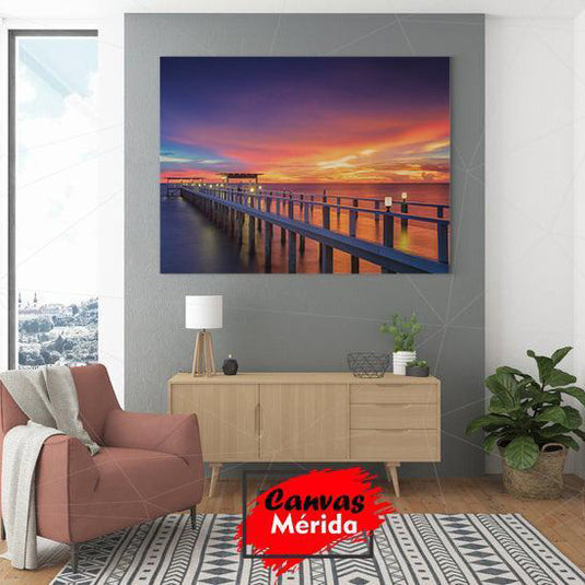 Fotografía de un muelle con un vibrante cielo atardecer reflejado en el agua