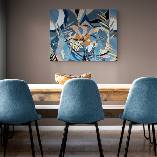 Cuadro decorativo botánico con hojas tropicales y flores en tonos azules, beige y dorados, estilo moderno.
