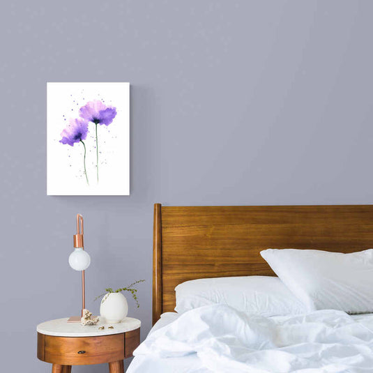 Amapolas lila en acuarela con salpicaduras artísticas sobre fondo blanco