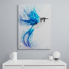 Pájaro con alas desprendiendo salpicaduras azules sobre fondo blanco