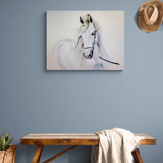 Retrato de caballo blanco en pared azul