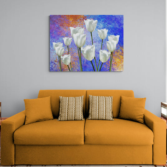 "Tulipanes blancos con fondo abstracto en tonos azul y naranja