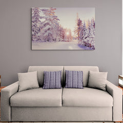 Atardecer rosa en la nieve con pinos cubiertos de nieve - Cuadro decorativo de serenidad y paisaje invernal