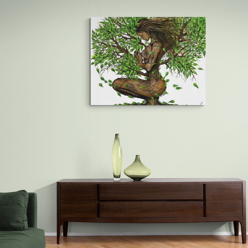 Cuadro decorativo con tronco de árbol en forma de mujer inclinada y ramas con hojas verdes sobre fondo blanco.