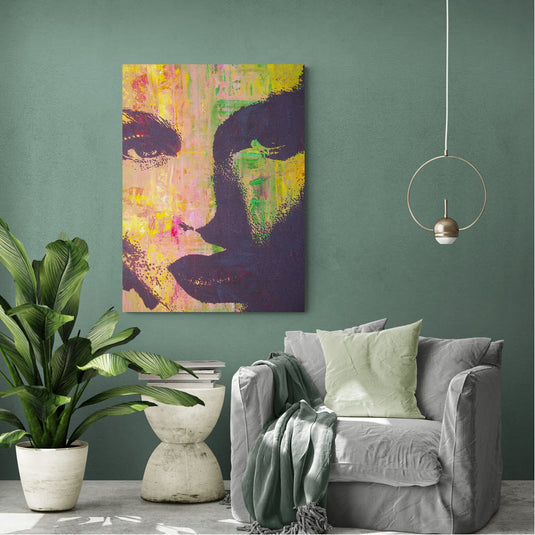 Retrato abstracto expresionista de una mujer con perfil en silueta y fondo texturizado en colores neón