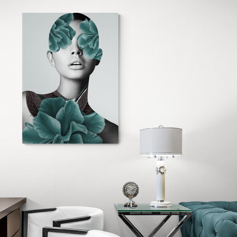Retrato monocromático de mujer con flores verdes cubriendo los ojos en un diseño artístico