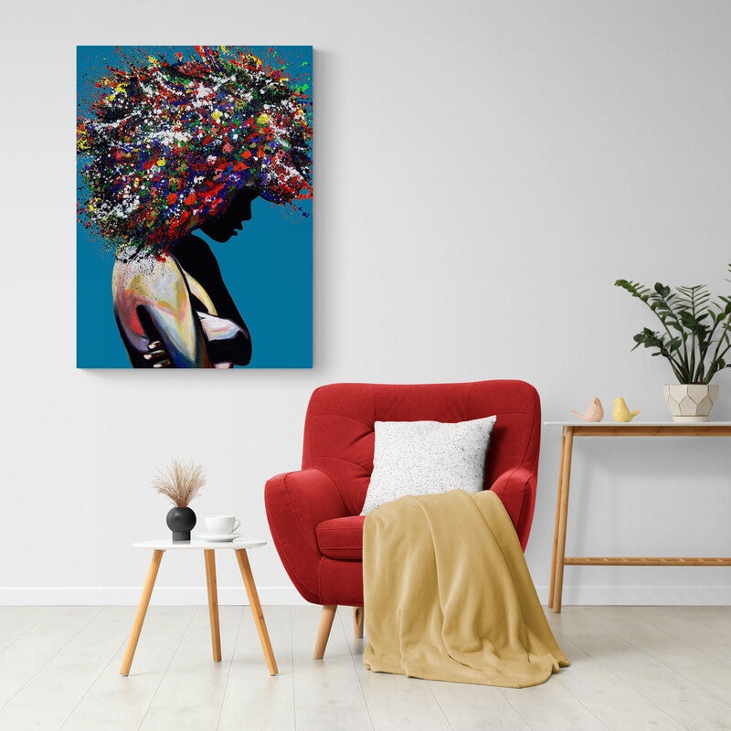 Perfil femenino con cabello abstracto y colorido en explosión artística sobre fondo azu
