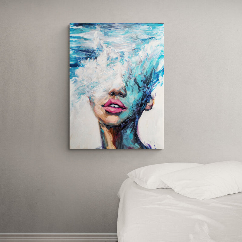 Pintura expresiva de una mujer fusionada con olas del mar