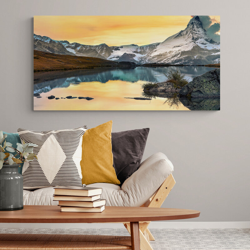 Fotografía artística de un gran lago y montañas bajo un luminoso cielo amarillo en un majestuoso paisaje natural