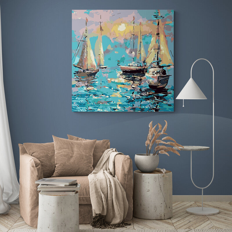 Pintura expresionista de veleros en una marina con colores del atardecer