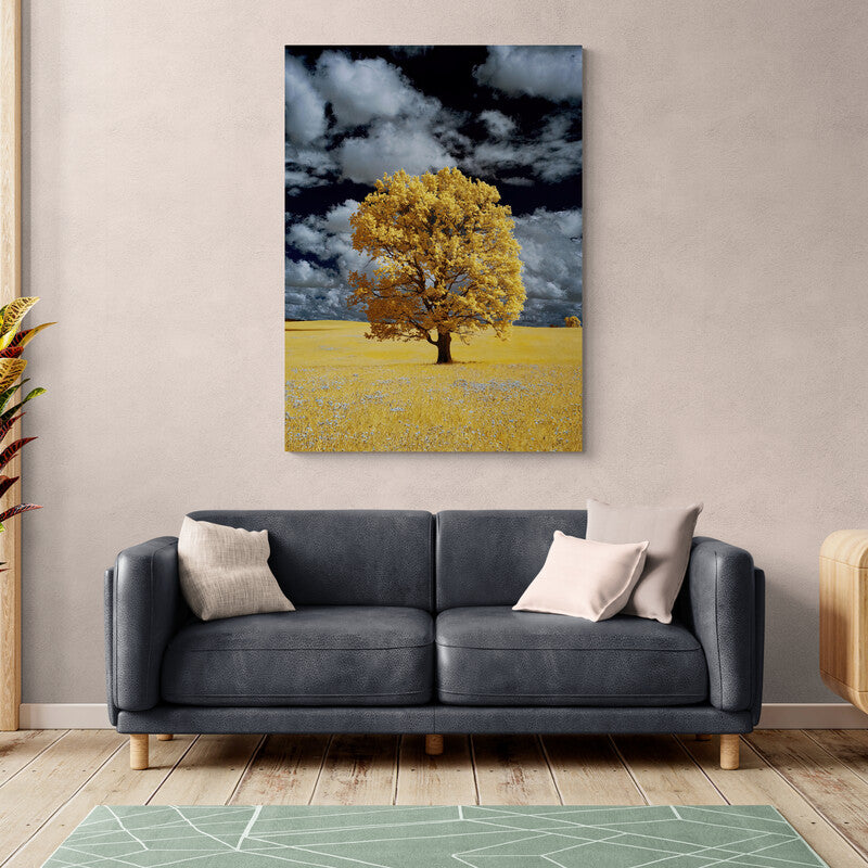 Cuadro decorativo: Césped amarillo y árbol con hojas amarillas en fondo blanco y negro