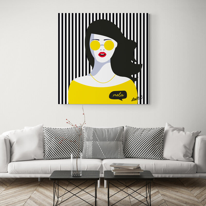 Retrato estilo pop art de mujer joven con gafas de sol amarillas y fondo de rayas