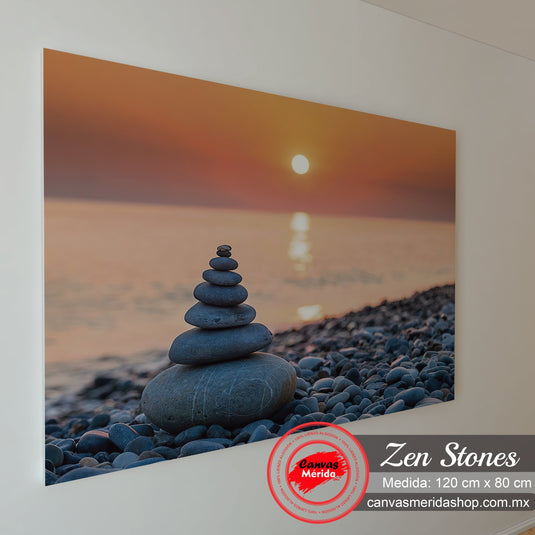 Pilas de piedras en equilibrio en la playa al atardecer con reflejo solar en el agua